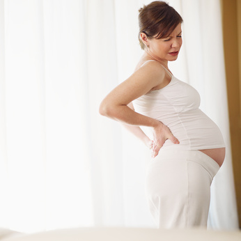 Mujer embarazada con dolor de espalda